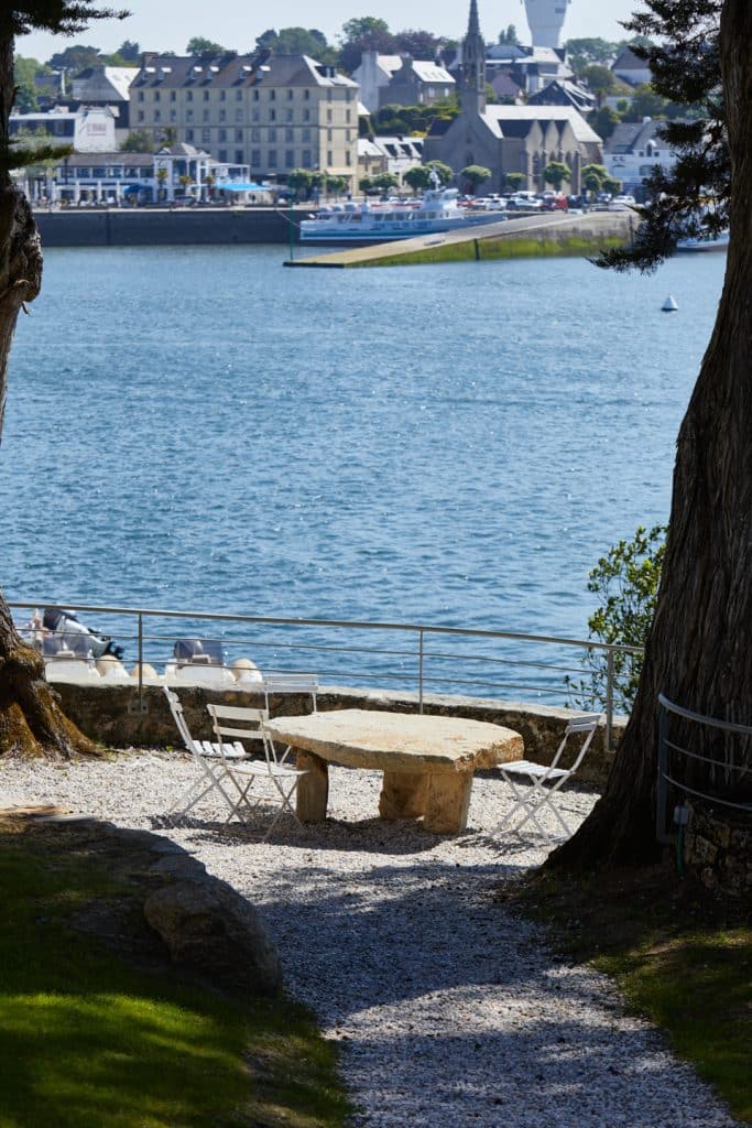 allée en gravillon descendant vers une table en granit