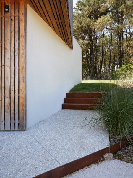 Escalier en corten le long d'une maison