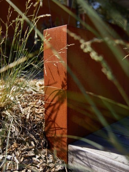 bloc corten en bord de terrasse bois