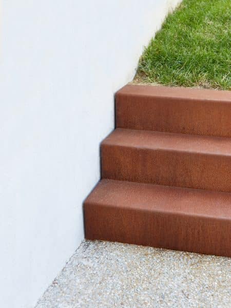 gros plan sur des marches en corten
