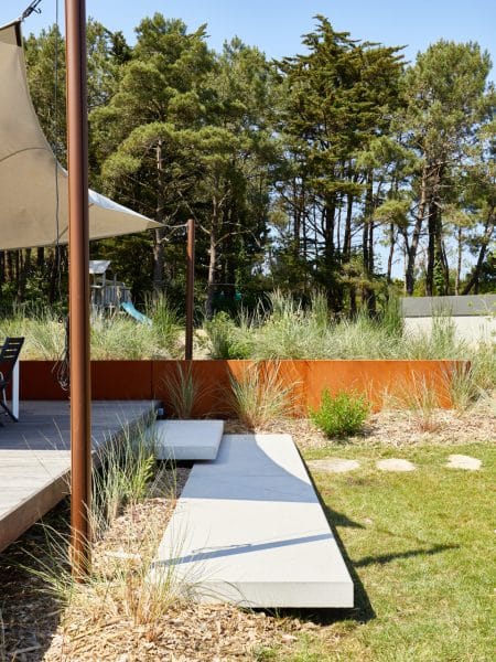 marche suspendue pour accès à une terrasse bois