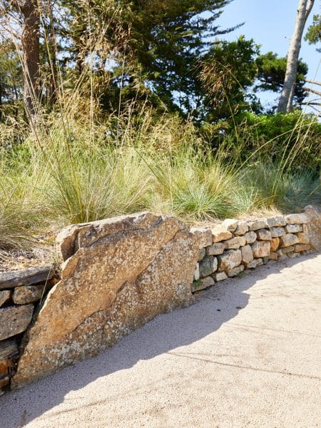 muret en pierre naturelle avec des roches intégrées dedans