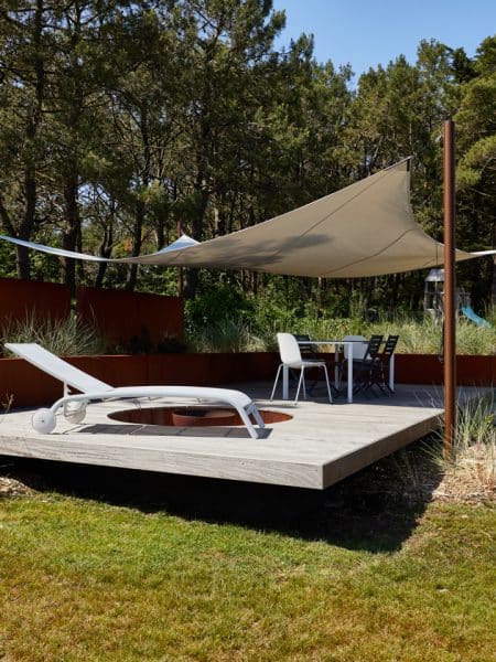 Terrasse bois suspendu avec braséro intégré et voile d'ombrage